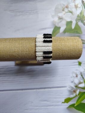Handmade Black and White Beaded Bracelet 6"